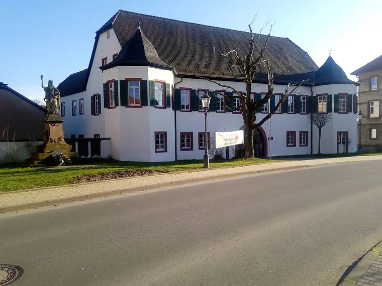 Schloss Eubigheim mit zwei Erkertürmen.