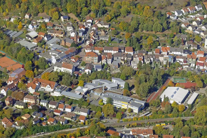 Das Zentrum Bammentals vom Tragschrauber aus fotografiert. In der Mitte ist das Rathaus zu sehen …