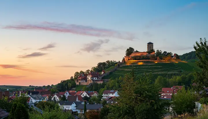 Beilstein (Landkreis Heilbronn): Blick vom Brückerweg zur Burg Hohenbeilstein (oben rechts) und auf das …