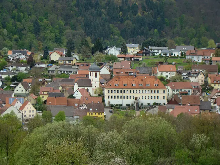 Blick von Mörtelstein auf die Ortsmitte von Binau