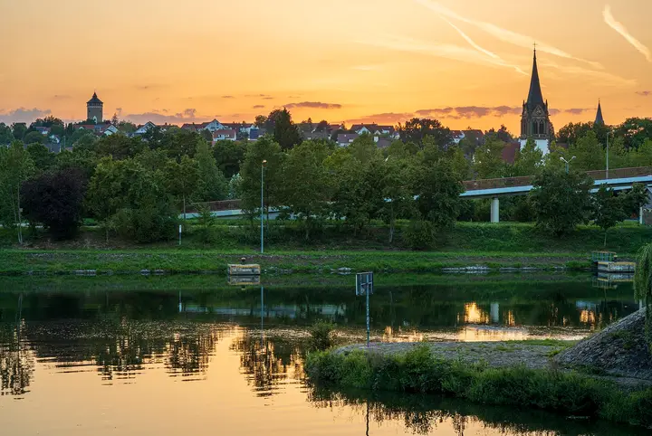 Heilbronn : Blick vom Südende der Anna-Ziegler-Brücke nach West-Nordwesten auf Alt-Böckingen . Rechts der …