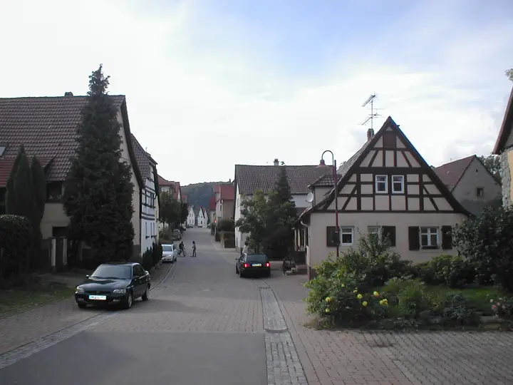 Ortsmitte von Böttingen. Am Gebäude rechts befindet sich ungefähr auf Höhe der Sat-Schüssel, halb verdeckt …