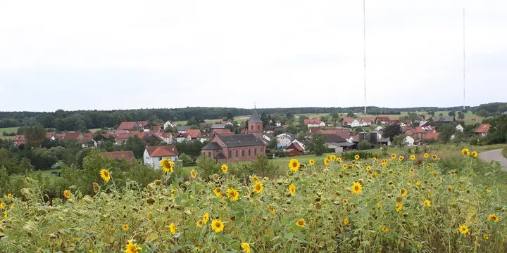 Blick auf Donebach, rechts im Hintergrund die Sendemasten