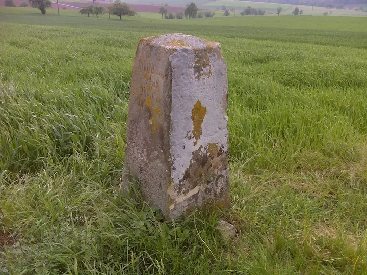 Wegweiserstein zwischen Hasselbach und Ehrstädt (beide Sinsheim) an der K 4284. Er steht genau an der …