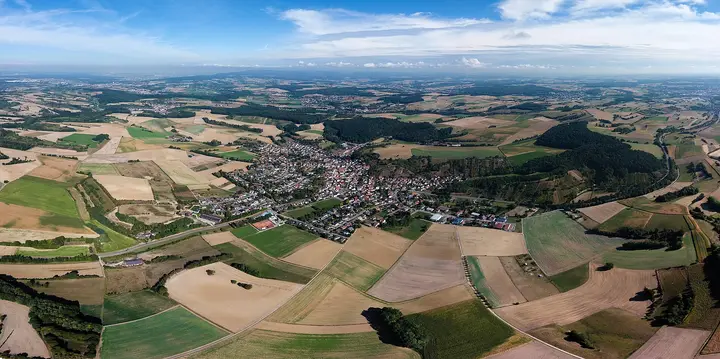 Luftbildaufnahme von Eschelbach über dem Hermannsberg