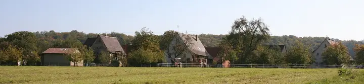 Der Beilsteiner Weiler Farnersberg von Nordwesten