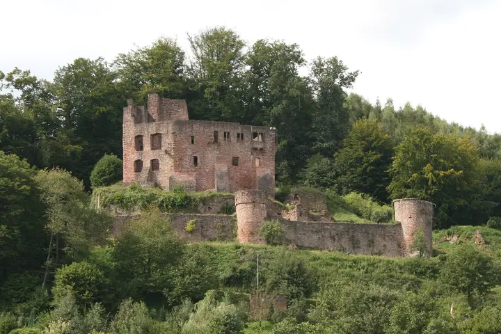 Ansicht der de:Burg Freienstein bei Gammelsbach im Odenwaldkreis, Hessen. Blick von Osten.