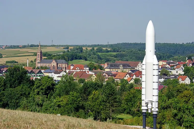 Blick über Hardheim mit Modellrakete von der Walter-Hohmann-Anhöhe