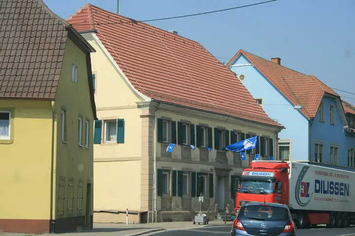 Rathaus Hoffenheim mit Fahnen der TSG 1899, Stadt Sinsheim