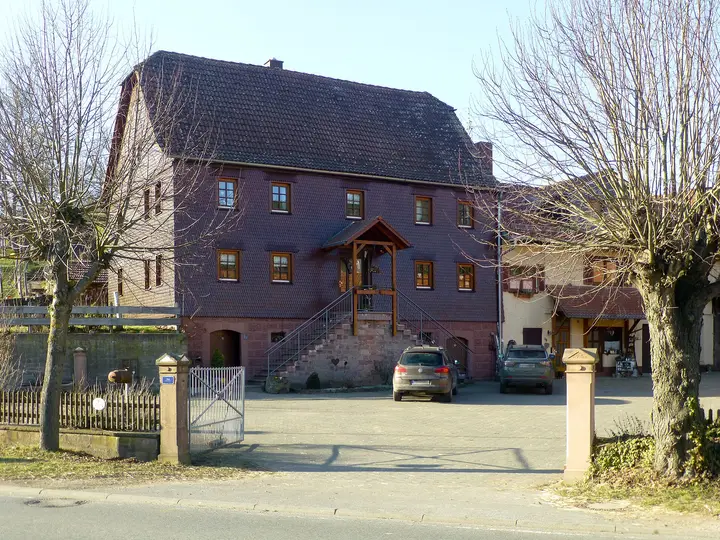 Einfahrt und Wohnhaus der Hofanlage Untere Siegfriedstraße 10 in Mossautal-Hüttenthal