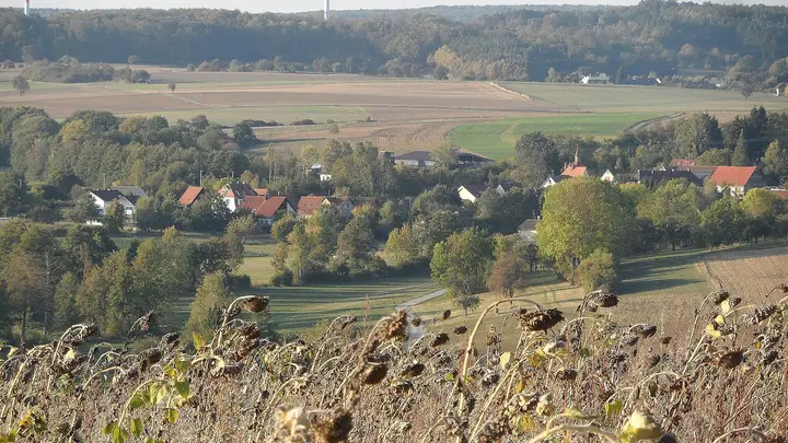 Kleineicholzheim: (Teil-)Ansicht aus Süd bis Südost vom Hohen Sträßlein bei Oberschefflenz