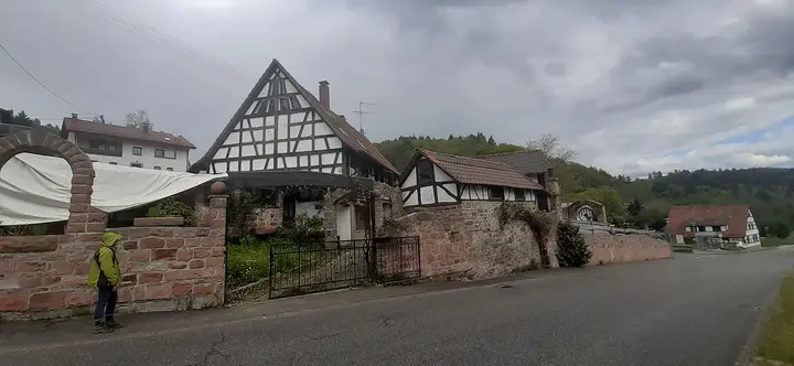 Älteres Haus an der Ecke Helmut-Frey-Strasse zum Im Grund Weg.