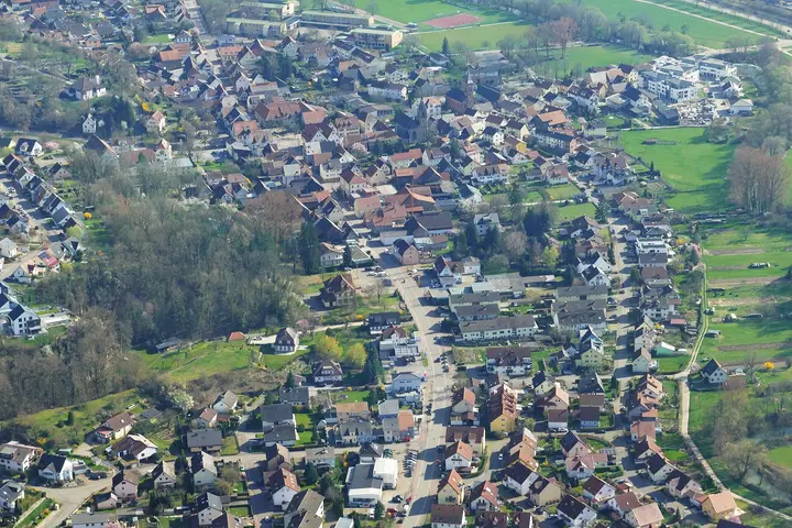 Luftaufnahme des Ortskerns von Mauer von Norden in Richtung Süden