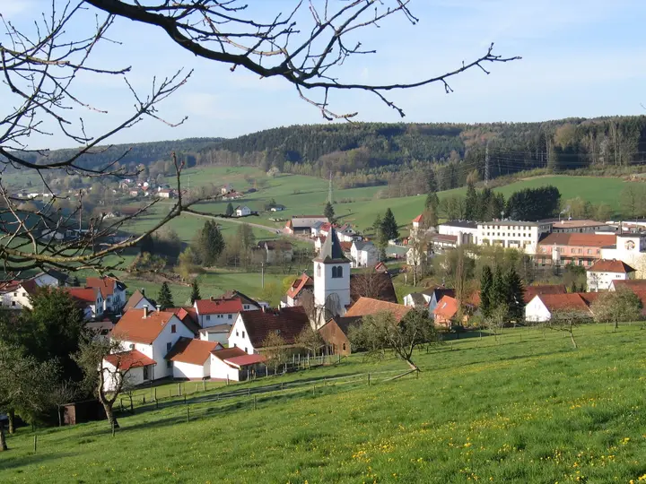 Blick vom Kirchberg nach Südwesten über die Kirche zur Ortsmitte von Ober-Mossau, Gemeinde Mossautal. Im …