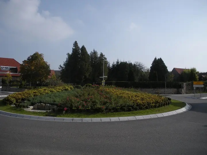 Kreisverkehr mit Blick zum alten Friedhof in Kraichtal-Münzesheim