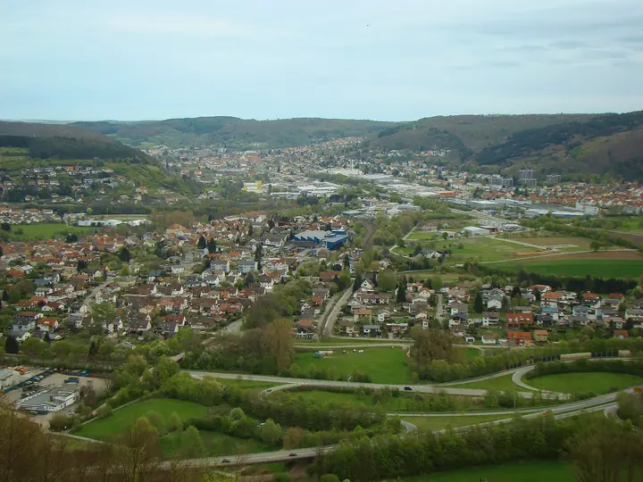 Blick über den Elzmündungsraum: vorne Neckarelz, hinten Mosbach
