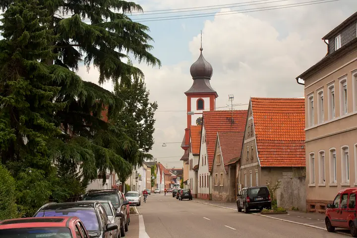 Hauptstraße in Neckarhausen mit Blick auf die alte katholische Pfarrkirche St. Michael