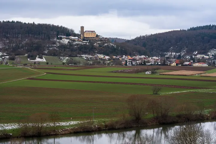 Haßmersheim (Neckar-Odenwald-Kreis), Teilort Neckarmühlbach : Ansicht des Dorfes und der Burg Guttenberg …