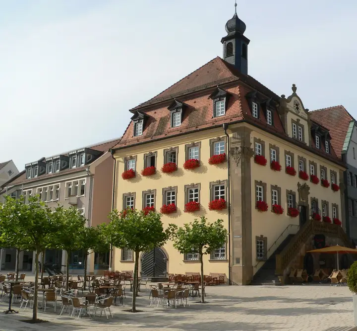 Neckarsulmer Rathaus: Vorn der alte Teil (1782), links die Erweiterung (1985)