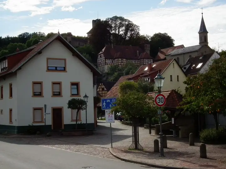 Alter Ortskern, katholische Kirche und Burg Neidenstein (Baden-Württemberg, Deutschland)