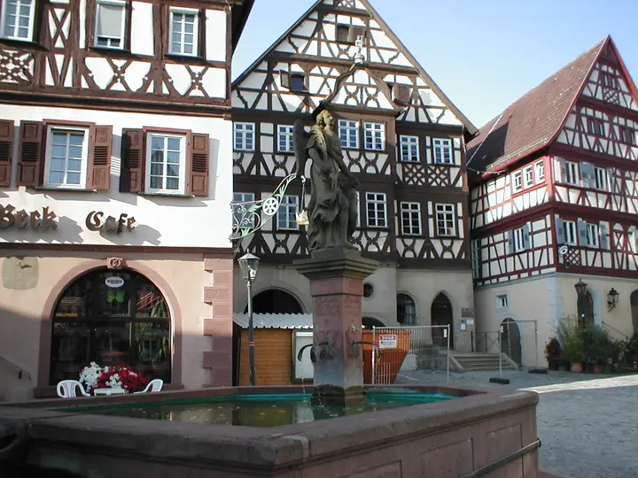 Ratsbrunnen in Neudenau, dahinter mittig das Rathaus von 1587, rechts ein Gebäude von 1631.