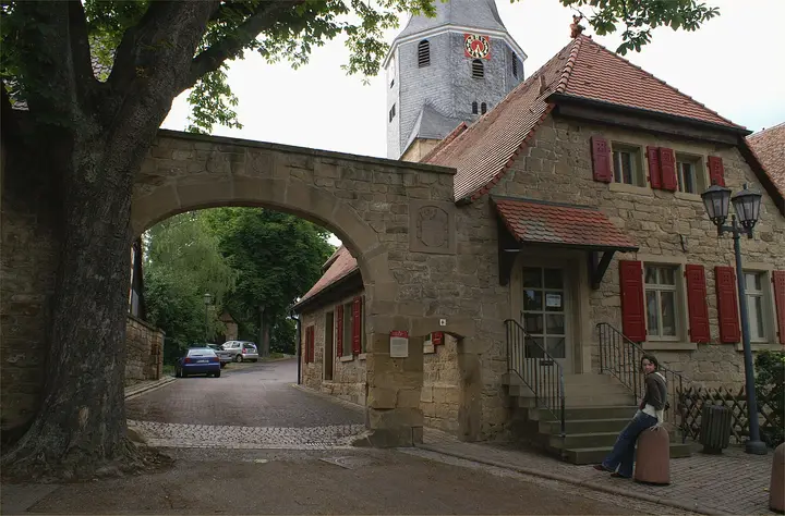 Torwächterhaus . Der Zugang zum Amthof in Oberderdingen erfolgte bis vor 200 Jahren über eine Zugbrücke. …