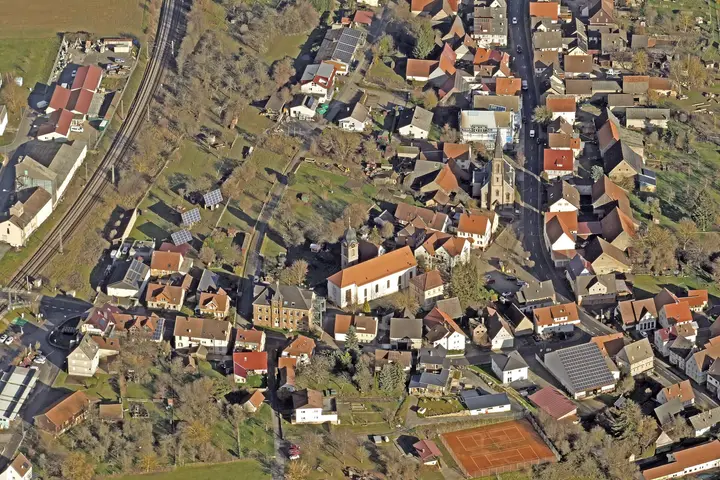 Luftbild des Ortszentrums von Oberschefflenz (Ortsteil von Schefflenz)