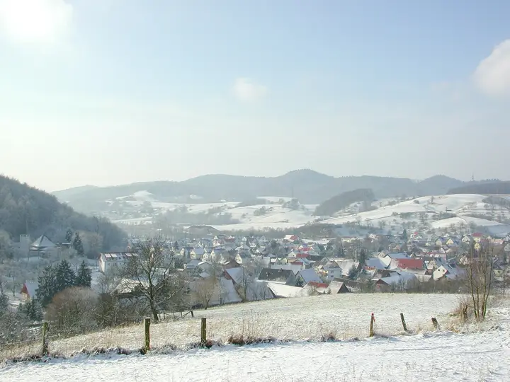 Blick auf Reisen von einem der zahlreichen Höhenwege.