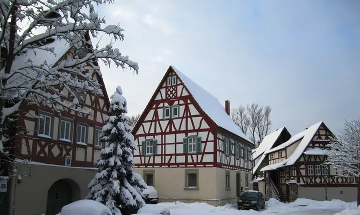 Historischer Ortskern von Rotenberg (Rauenberg) im Schnee