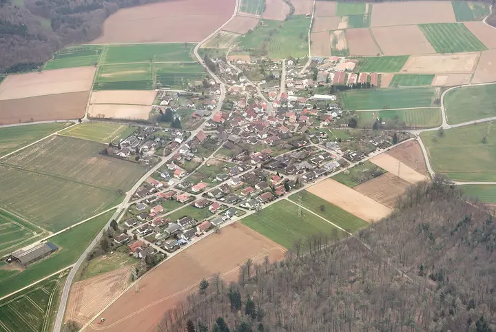 Ortsteil Schwanheim von Schönbrunn, aufgenommen aus einem Tragschrauber aus etwa 2900 Fuß Höhe.