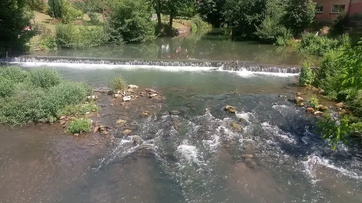 Seckach von der Unteren Seckachbrücke in Sennfeld Blick nach Osten