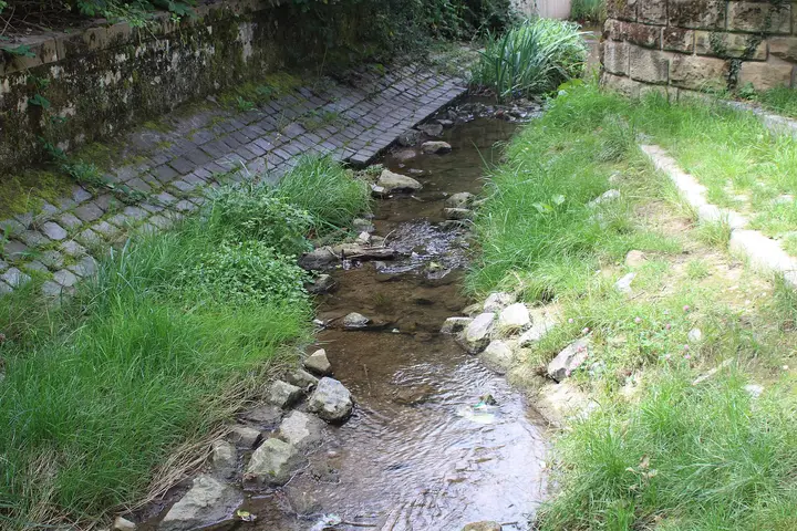 Deinenbach in Sonthem beim Synagogengedenkstein