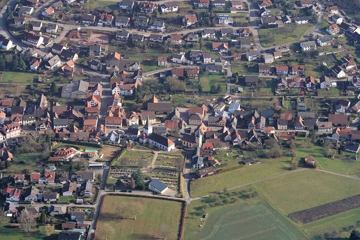 Spechbach im Kraichgau, Ortszentrum, Luftbild in West-Ost-Richtung, aufgenommen aus einem Tragschrauber aus …