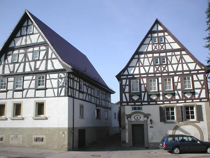 Historische Fachwerkgebäude in Stebbach. Rechts das Rathaus, erbaut unter Schultheiß Johann Jakob Lörz …