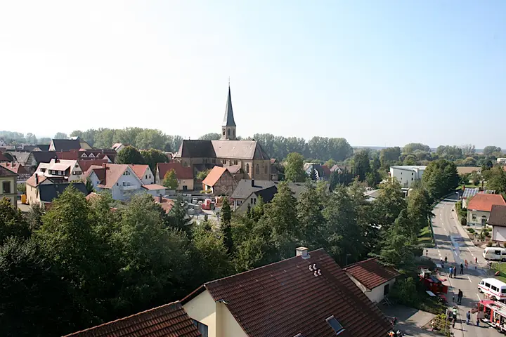 Ubstadt-Weiher, Ortsteil Stettfeld, Blick auf die Marcelluskirche von Drehleiter beim Feuerwehrhaus.