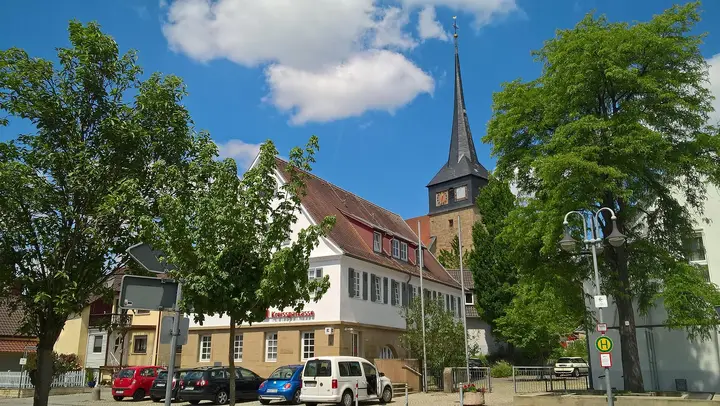 Kirchturm mit zwei Uhren. Hier kann man sich die Uhrzeit aussuchen.