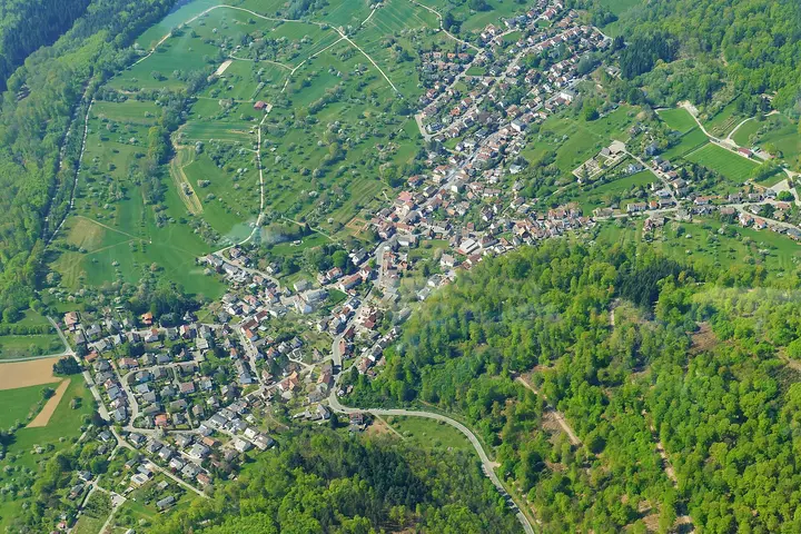 Luftbild von Waldhilsbach, aufgenommen aus einem Tragschrauber in Südost- (unten) Nordwest-Richtung.