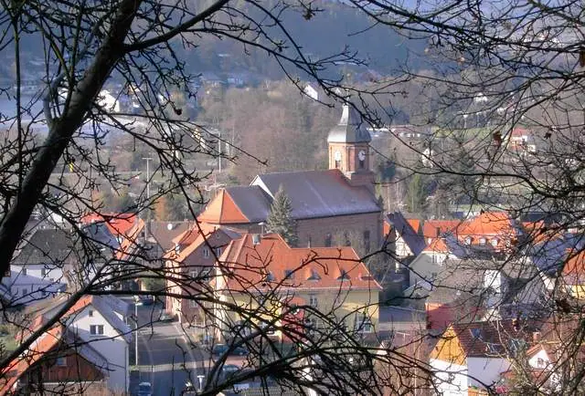Weibacher Kirche vom Panoramaweg aus fotografiert
