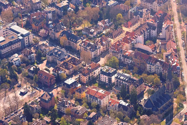 Heidelberg-Weststadt, Kreuzung von Wilhelmstraße (links unten nach rechts oben) und Wilhelmsplatz und …
