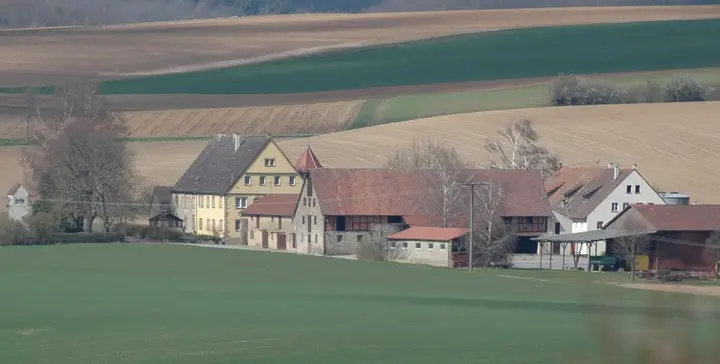 der Willenbacher Hof bei Oedheim, von einem Gebäude im Oedheimer Baugebiet "Neuberg" gesehen.