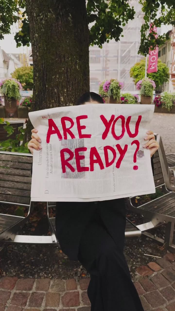 Standbild aus dem Coming-soon-Reel für das Café Kaytu in Mosbach: Zeitung mit der Aufschrift Are you ready